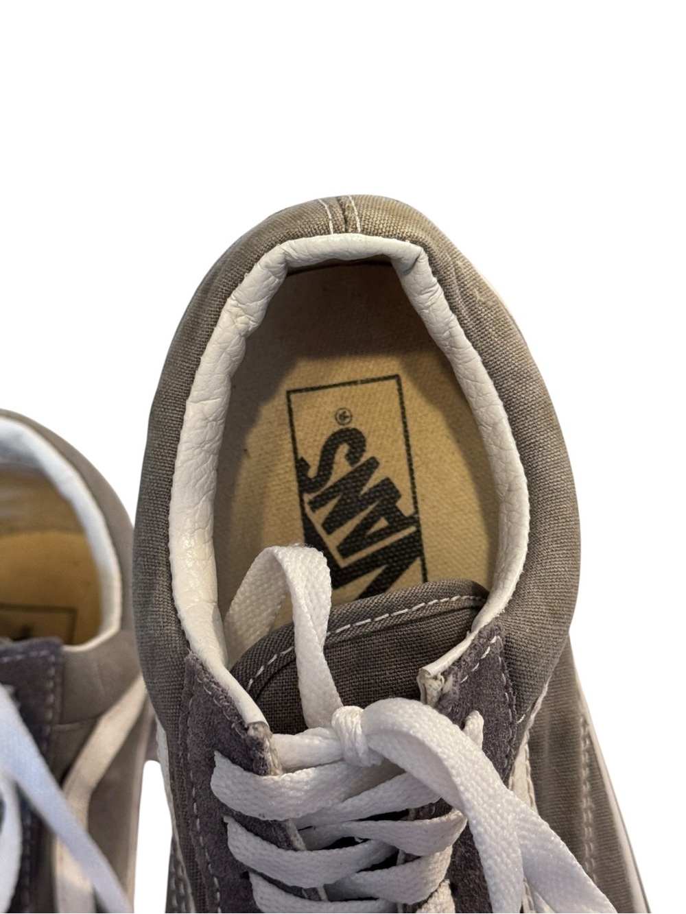Slip on these Vans U Old Skool™ sneakers, - Picture 9 of 9